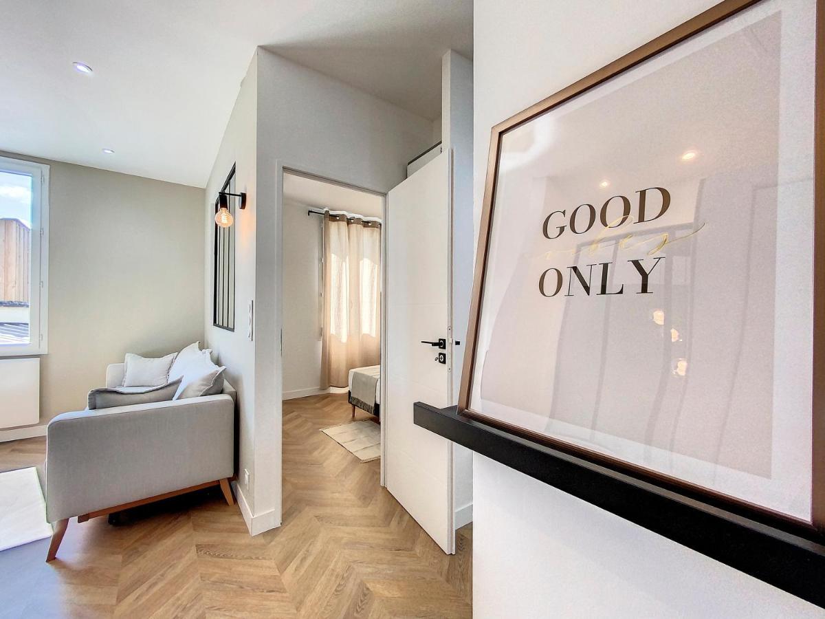 AppartChic - appartement standing - plein Centre&Parking privé Créon Esterno foto